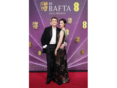 Paul Mescal ja Gracie Abrams tekivät suhteestaan julkisen esiintymällä yhdessä BAFTA 2026 -gaalan punaisella matolla.
