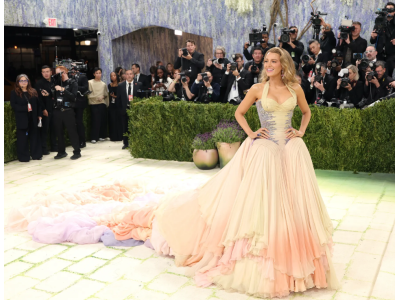 Blake Lively loistaa Met Gala 2026 -gaalassa arkistoversioisessa Versace mekossa ja dramaattisessa laahuksessa auringonnousun ja auringonlaskun väreissä.